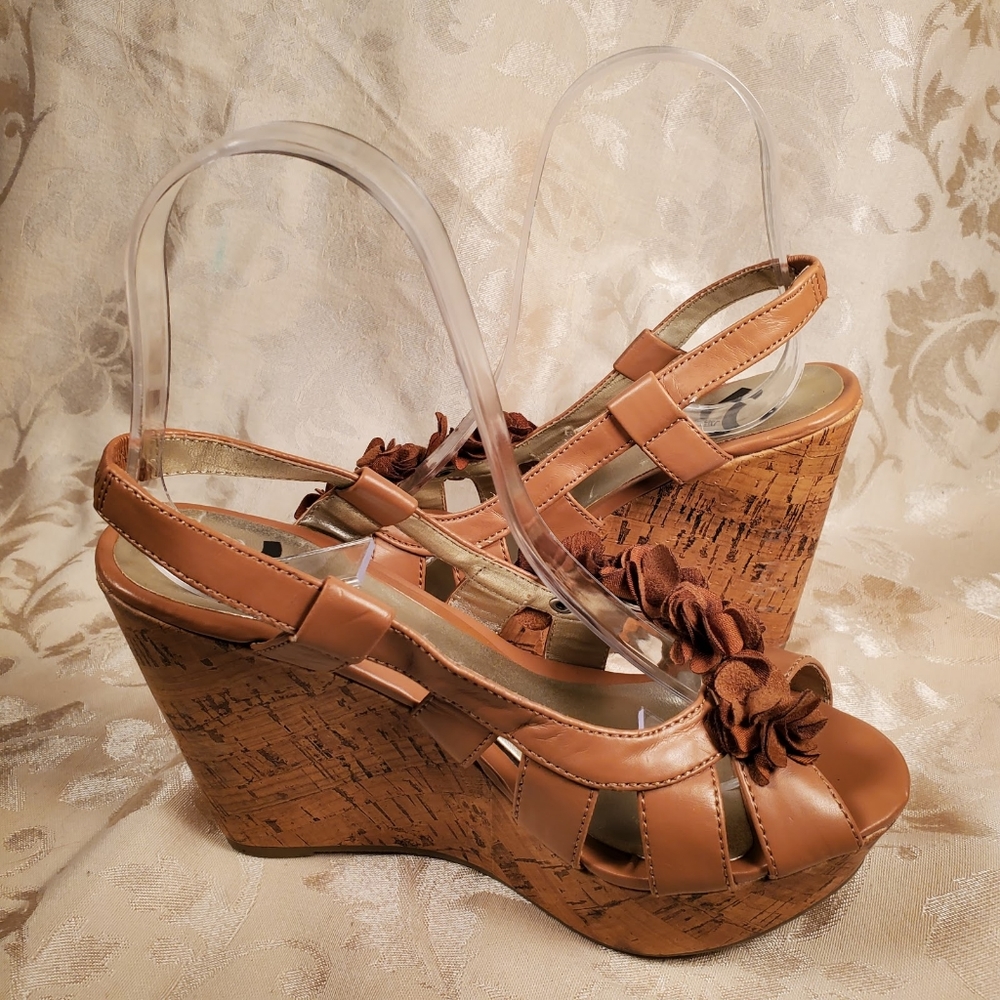 Report Light Brown Peeptoe Wedges with Flowers